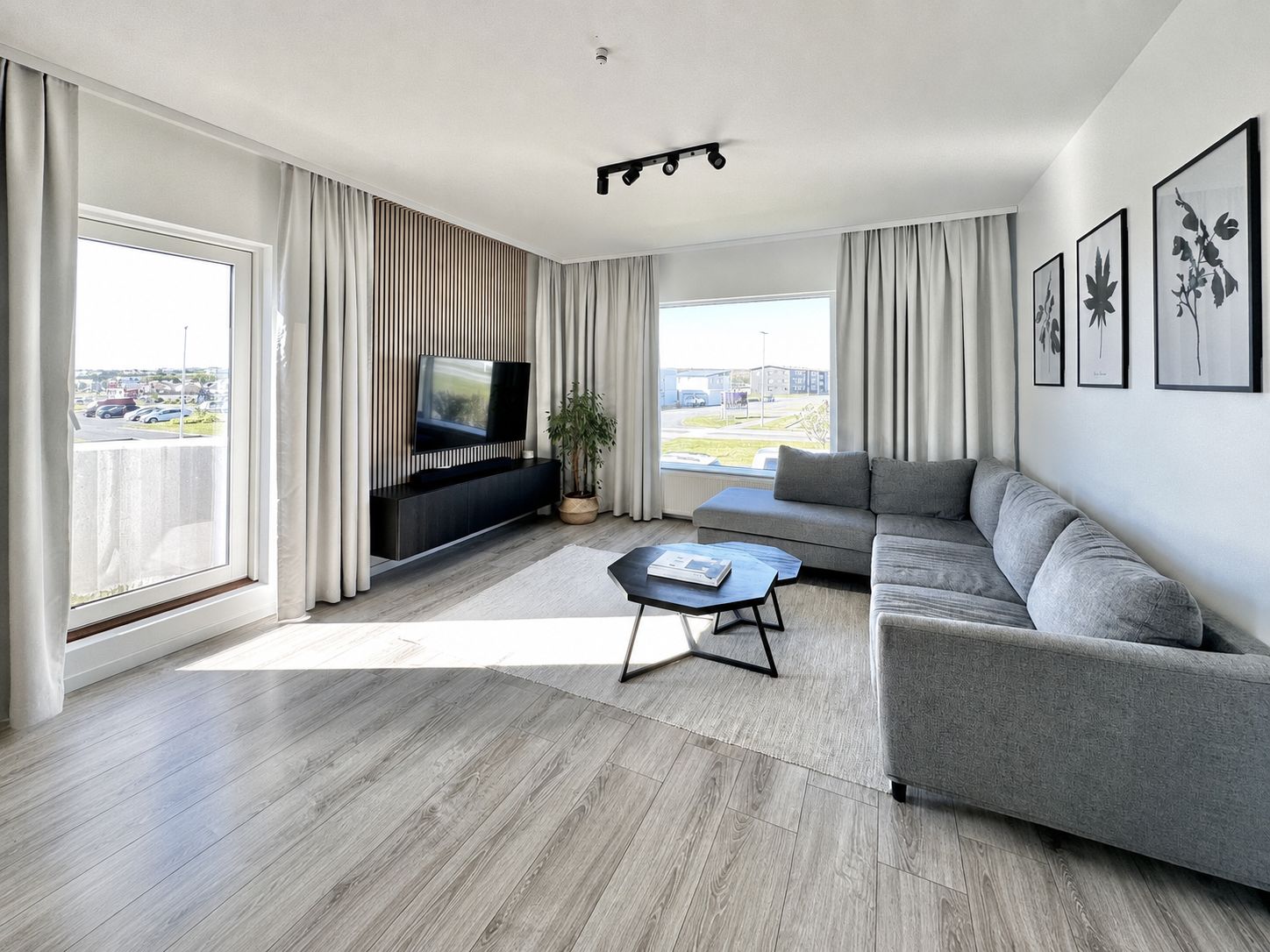 Salon w mieszkaniu po przebudowie przy Reykjanesvegur